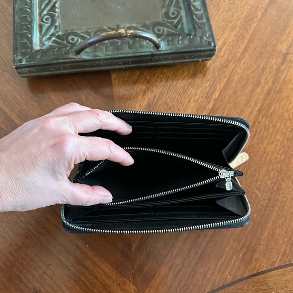 Authentic Louis Vuitton Zippy Wallet Black EPI Leather - Picture 5 of 11